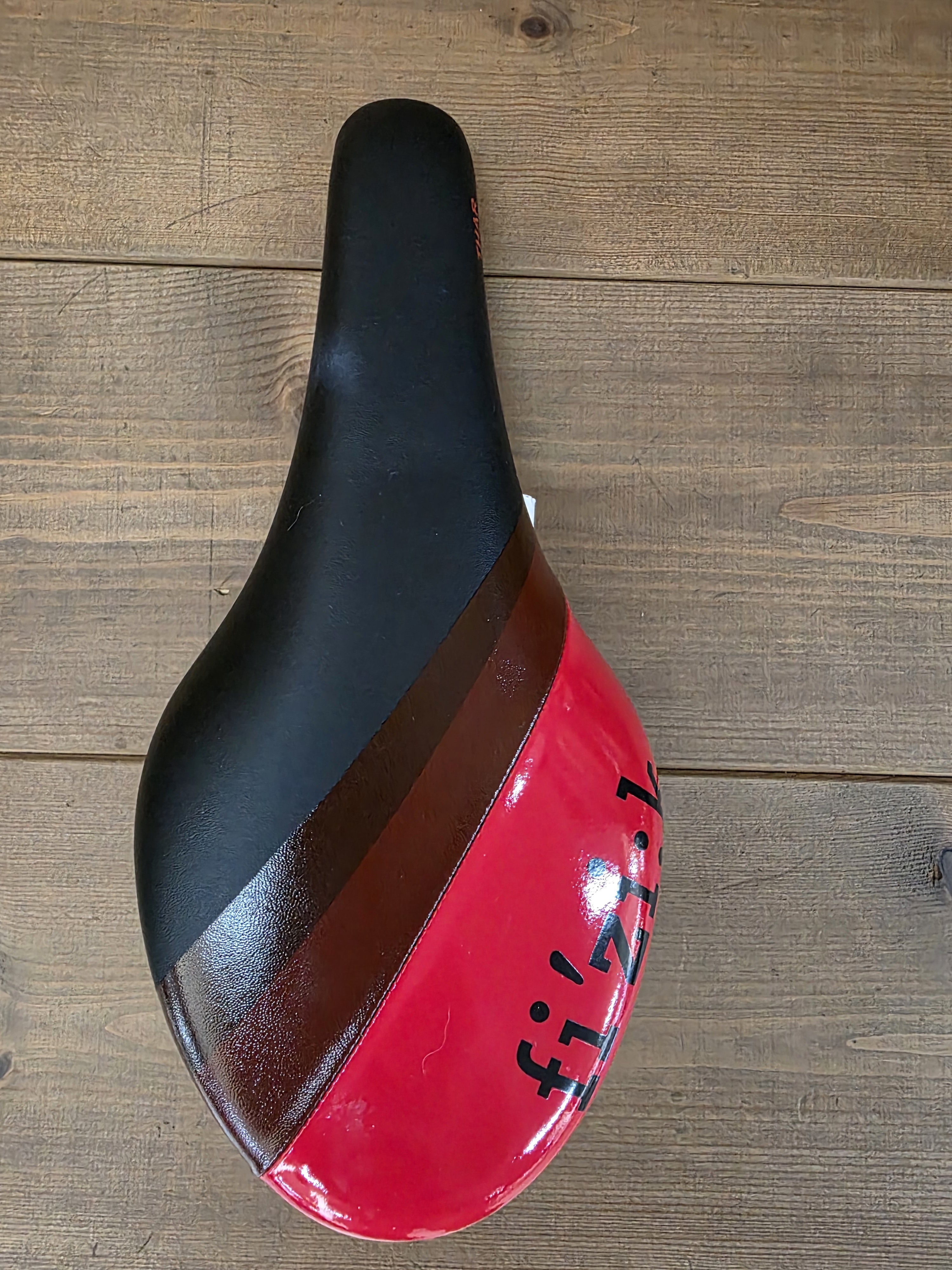 FIZIK THAR 29eR SADDLE BLACK/RED