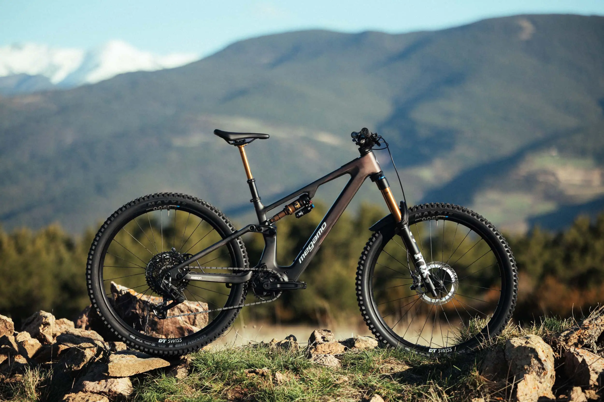 MEGAMO REASON CARBON 03 AXS GARNET 2027