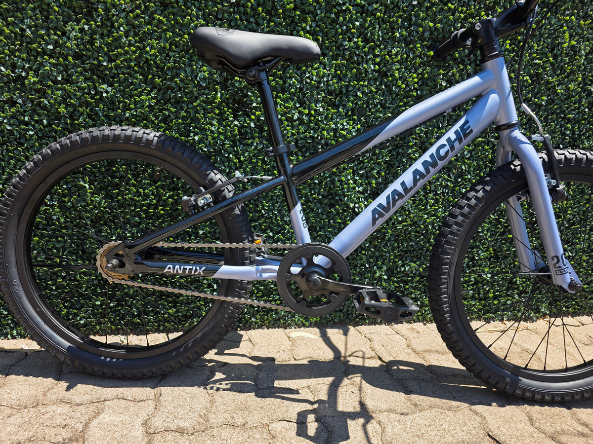AVALANCHE ANTIX 20" BOYS  KIDS BIKE